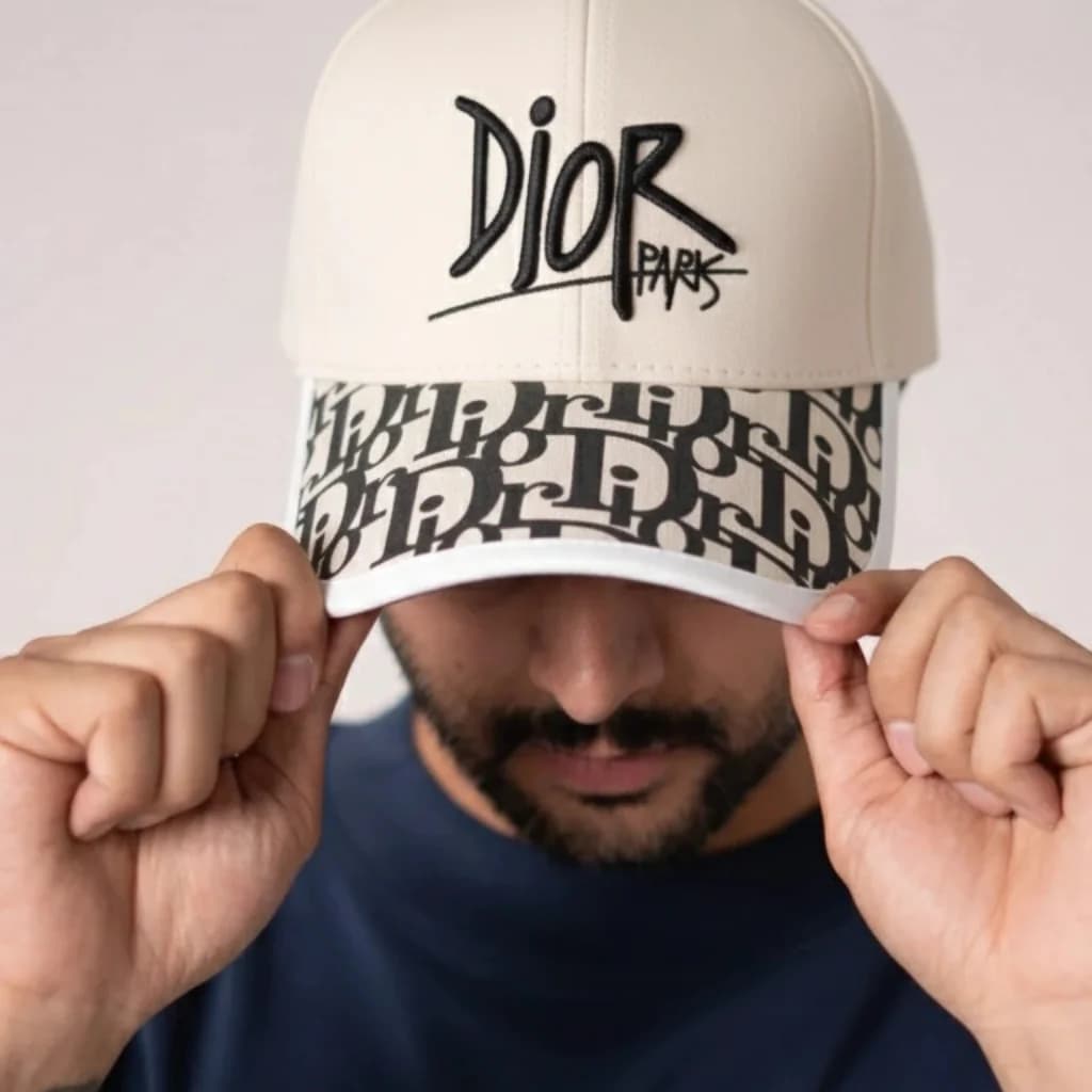 محصول Dior Cap Dior Graffiti بژ – نمای تن‌خور