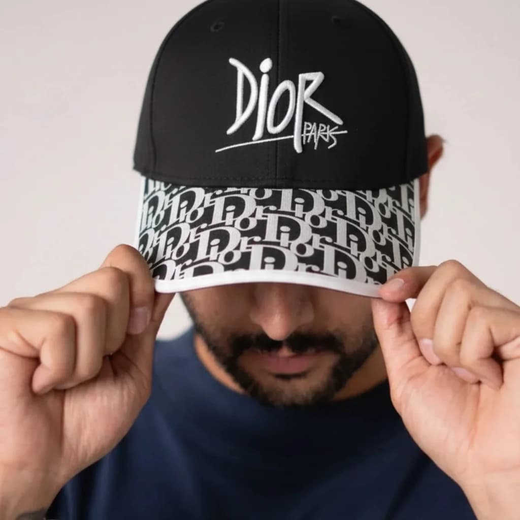 محصول Dior Cap Dior Graffiti مشکی – نمای تن‌خور