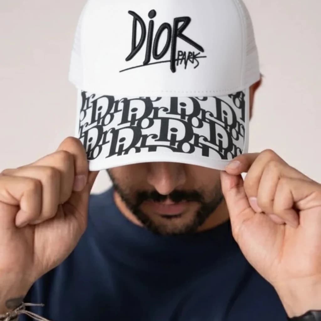 محصول Dior Cap Dior Graffiti سفید – نمای تن‌خور