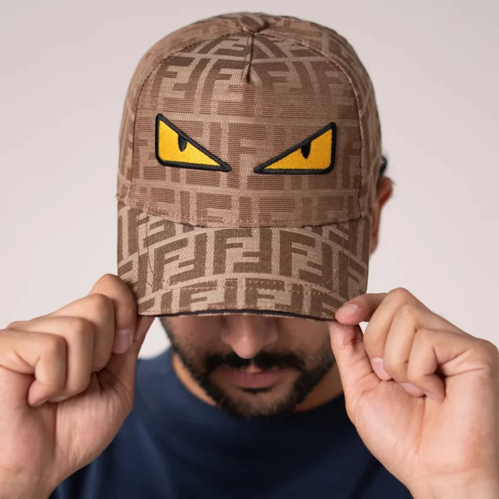 محصول Fendi Eyes Cap قهوه‌ای – نمای تن‌خور