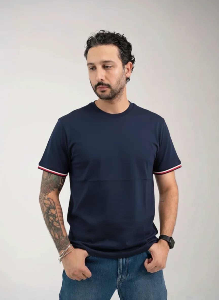 تی‌شرت tommy copy سرمه‌ای – نمای تن‌خور