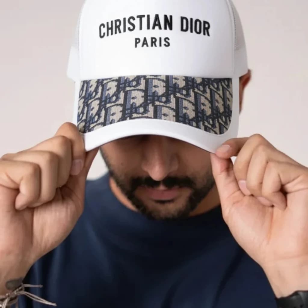 محصول Dior Cap Classic سفید – نمای تنخور