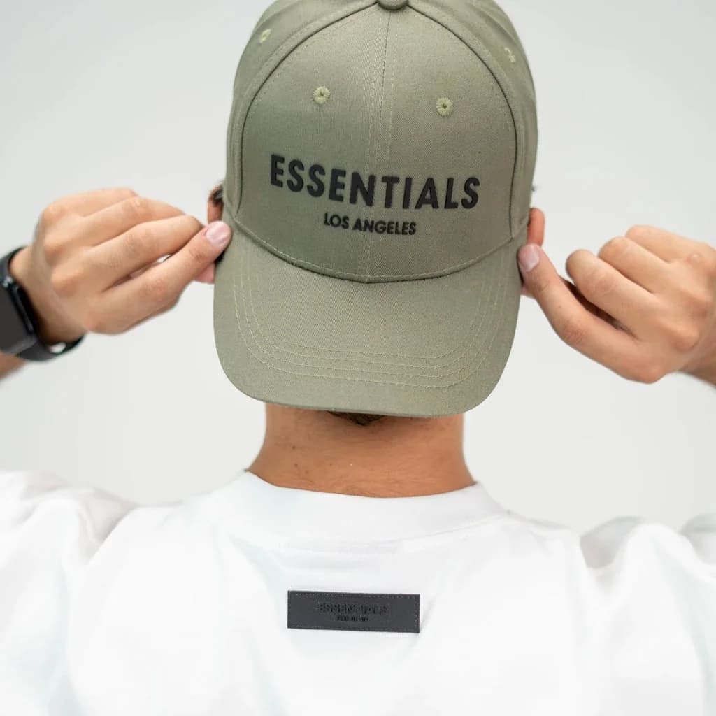 محصول Essentials Cap سرمهای – نمای تنخور