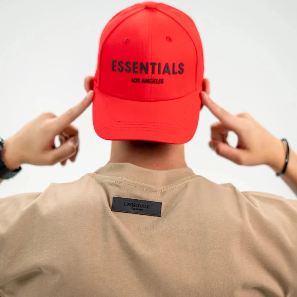 محصول Essentials Cap Red – نمای تنخور
