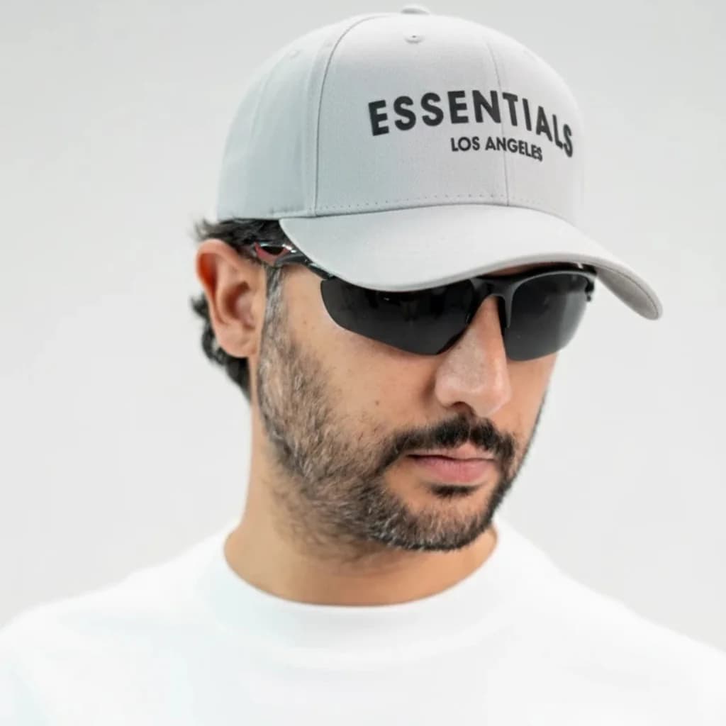 محصول Essentials Cap سفید – نمای تنخور