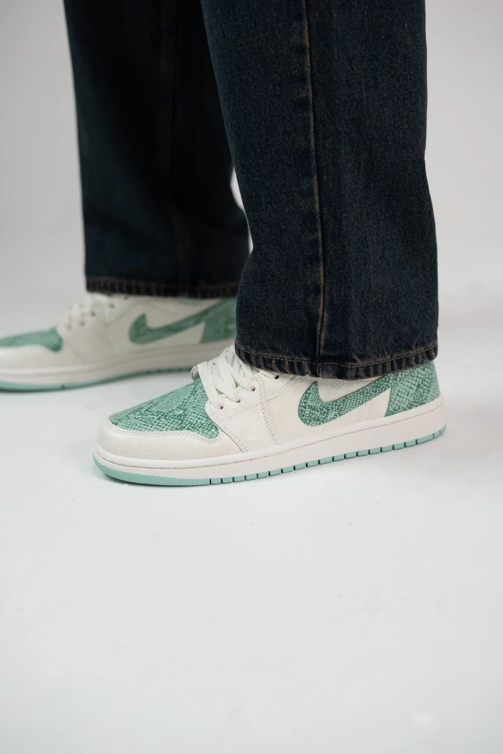کتانی Nike Air Jordan 1 Low Green Python On Foot