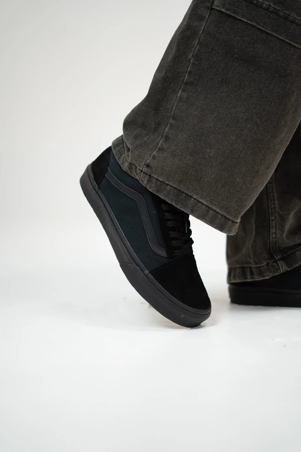 محصول Vans Old Skool All Black On Foot 1 – نمای تنخور
