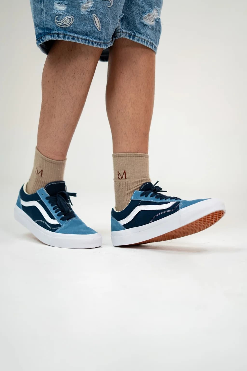 محصول Vans Old Skool Blue White On Foot – نمای تنخور